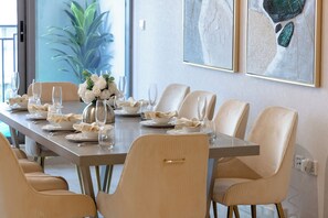 Appartement Luxe | Coin séjour | Télévision LED de 55 pouces avec chaînes par câble