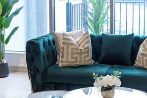 Appartement Luxe | Coin séjour | Télévision LED de 55 pouces avec chaînes par câble