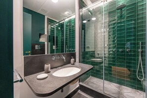 Habitación doble panorámica, balcón, vista parcial al mar | Baño | Batas