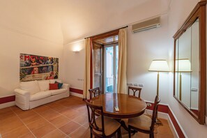 In-room safe, soundproofing, free WiFi - CORTE SATRIANO RESIDENCE (Naples)