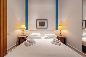 Habitación superior, vista al patio | Caja de seguridad en la habitación, insonorización y wifi gratis