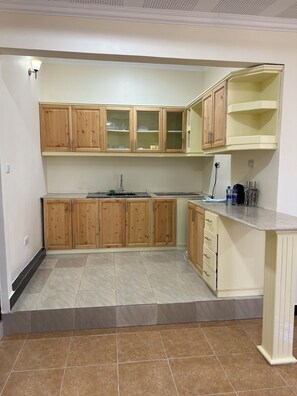 Kühlschrank, Mikrowelle, Wasserkocher, Mixer