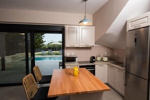 Fridge, microwave, oven, dishwasher - VILLA PENELOPE
(Katouna)