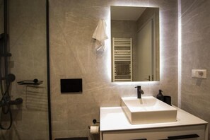 Regadera, amenidades de baño gratuitas, secadora de cabello, toallas 