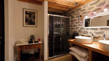 Douche, sèche-cheveux, serviettes fournies, savon