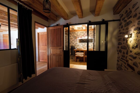 1 bedroom, iron/ironing board, travel cot, WiFi