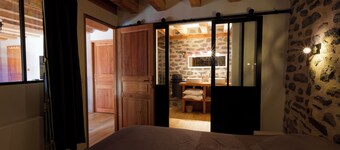 Le manoir de la Chaumette Independent apartment with games room and swimming pool