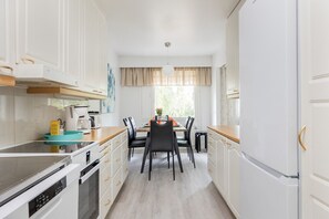 Kylskåp, mikrovågsugn, ugn och spishäll