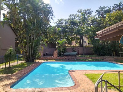 Charming 2-bedroom apartment with AC & WiFi in gorgeous Richards Bay
