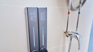 Sturta, hárblásari, handklæði, sjampó