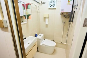 Yhden hengen comfort-huone | Kylpyhuone | Suihku, hiustenkuivaaja, pyyhkeet, sampoo