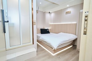Desk, free WiFi - Serene Smart Stay (Kowloon)