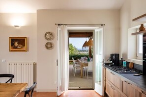 Kjøleskap, ovn, kokeplater og oppvaskmaskin