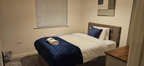 House | 4 bedrooms, free WiFi, bed sheets