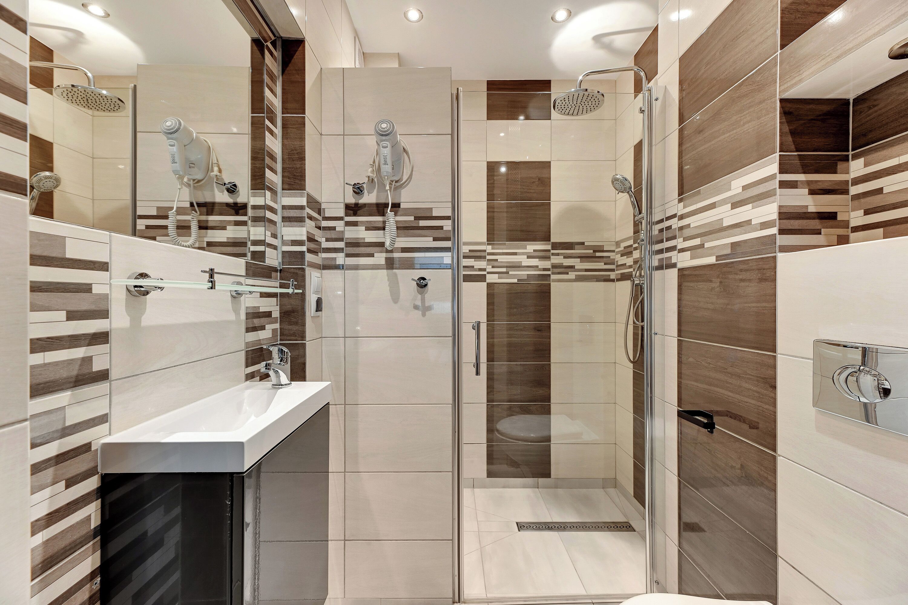 Comfort Apartment | Bathroom | Free toiletries, hair dryer, towels, soap