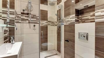 Appartement Confort | Salle de bain | Articles de toilette gratuits, sèche-cheveux, serviettes fournies, savon