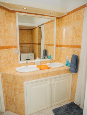 Towels, soap, toilet paper - A little corner of paradise in saly, senegal, feet in the water (Saly)
