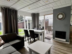 House | Living room - Beautiful Bungalow in North Holland (Sint Maartensvlotbrug)