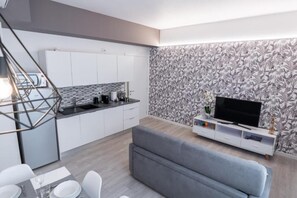 Leilighet, balkong | Oppholdsområde | En 46-tommers smart-TV med kabel-kanaler samt oppvarmet gulv