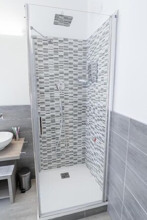 Apartment, Balcony | Bilik Mandi | Pancuran mandi, kelengkapan dandanan diri percuma, pengering rambut 