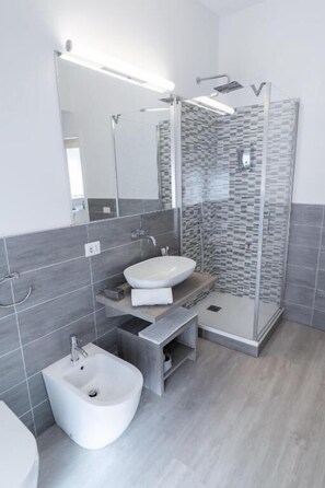 Apartment, Balcony | Bathroom | Shower, free toiletries, hair dryer, bidet - DOLCE NOTTE APARTMENTS (Verona)