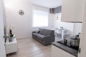 Appartement, balcon | Aire de séjour | Téléviseur connecté de 46 po avec télévision par câble