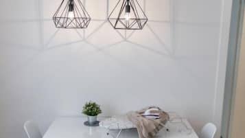 Appartement, balcon | Coin séjour | TV connectée de 46 pouces avec chaînes par câble, chauffage par le sol