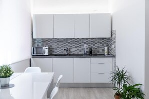 Condo | Cuisine privée | Réfrigérateur grande capacité avec congélateur, four à micro-ondes
