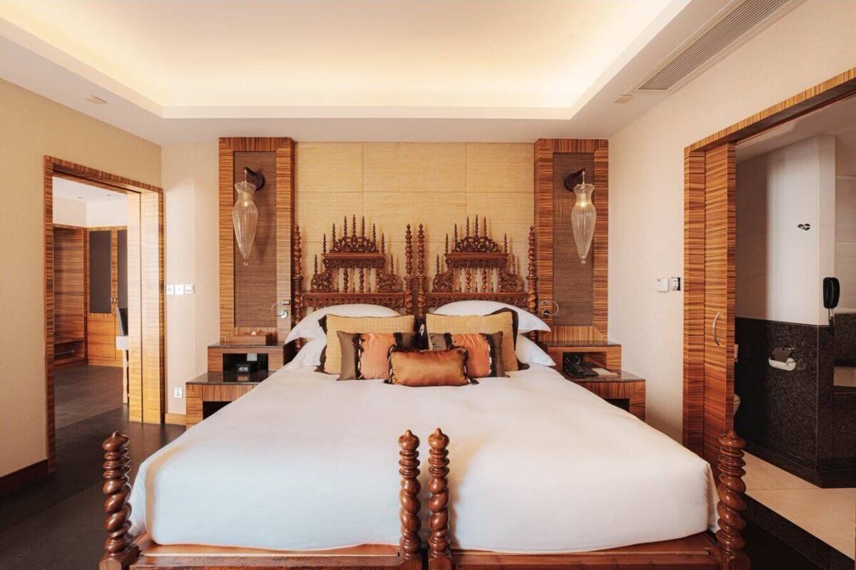 1629 Castle View Suite | Desk, iron/ironing board, WiFi (free)