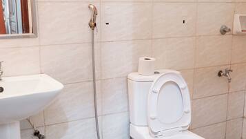 Secador de pelo, toallas, jabón y papel higiénico