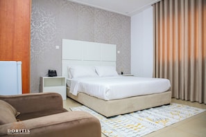 Superior-huone | Tallelokero huoneessa, työpöytä