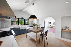 Kylskåp, mikrovågsugn, ugn och spishäll