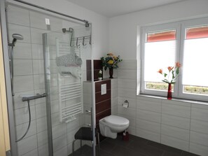 Dusche, Haartrockner, Handtücher, Toilettenpapier