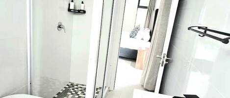 SĂšche-cheveux, serviettes fournies, savon, papier toilette