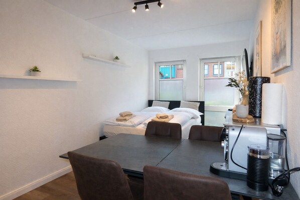 1 bedroom, desk, free WiFi, bed sheets