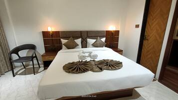 Deluxe Room | Desk, free WiFi