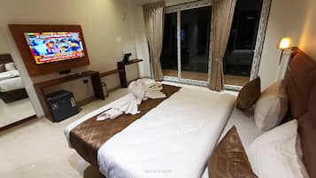 Deluxe Room | Desk, free WiFi