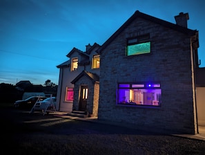 Exterior - Cozy and Social Getaway for Couples, Solo Travelers, and Remote Workers (DL)