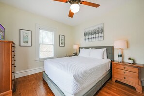 Bureau, fer et planche à repasser, accès au Wi-Fi (inclus)