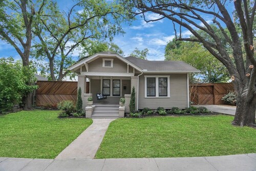 Beverly is a charming 1925 cottage-style bungalow in The Heights, sleeping 4 (2B/1B) and filled with natural light. Walk to the jog track, tennis courts, and local shops/eateries. Enjoy a fenced, pet-friendly yard, front porch swing, and a relaxing b