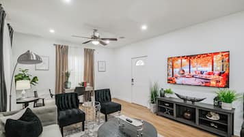 Una Smart TV, una oficina