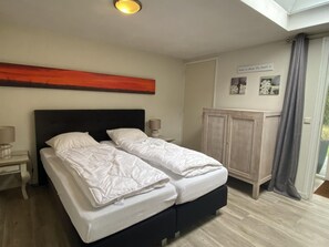 House | 3 bedrooms - Lovely Holiday Bungalow With Garden (Sint Maartensvlotbrug)