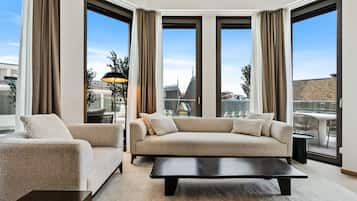 1 habitaciĂłn, decoraciĂłn personalizada, muebles diferentes y escritorio