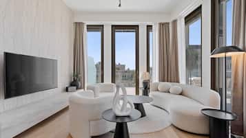 1 habitaciĂłn, decoraciĂłn personalizada, muebles diferentes y escritorio