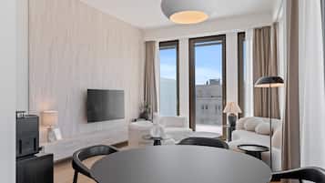 Deluxe appartement, 1 slaapkamer, uitzicht op stad | Individueel gedecoreerd, individueel gemeubileerd, een bureau