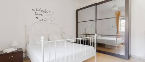 1 chambre, bureau, fer et planche à repasser, Wi-Fi gratuit