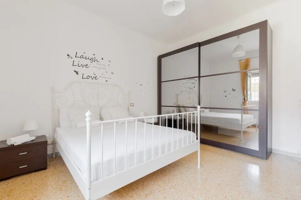 1 habitación, escritorio, tabla de planchar con plancha y wifi gratis