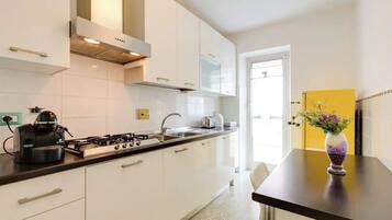 KĂŒhlschrank, Mikrowelle, Ofen, Herdplatte