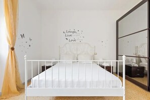 1 habitación, escritorio, tabla de planchar con plancha y wifi gratis