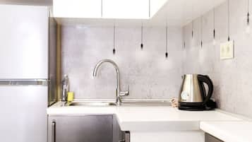 Signature-huoneisto, 1 makuuhuone, keittiö, kaupunkinäköala | Yksityinen keittiö | Jääkaappi, mikroaaltouuni, liesi, vedenkeitin